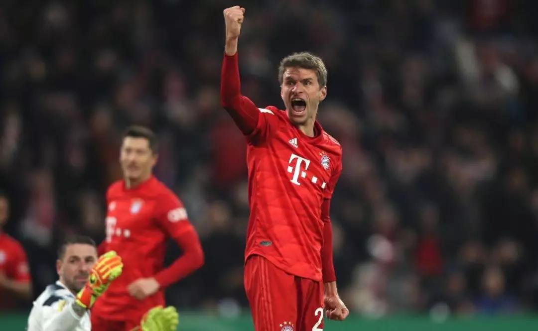  莱万替补建功拜仁险胜门兴格拉德巴赫  